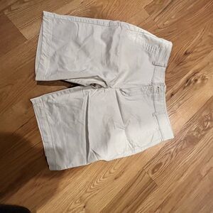 GAP Women's Cream Shorts 9”